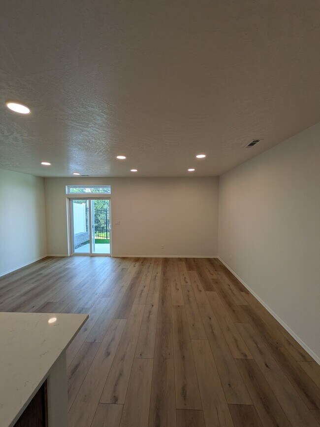 Building Photo - Brand New Townhome!