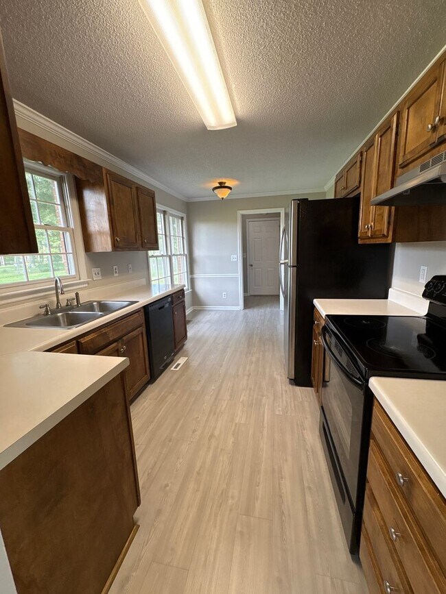 Building Photo - Spacious Brick Home with Fenced-In Back Yard!