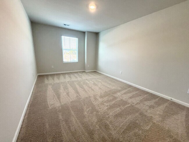 Building Photo - ABSOLUTELY BEAUTIFUL BRAND-NEW BUILD TOWNHOME