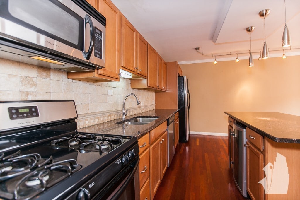 Building Photo - 3950 N Lake Shore Dr