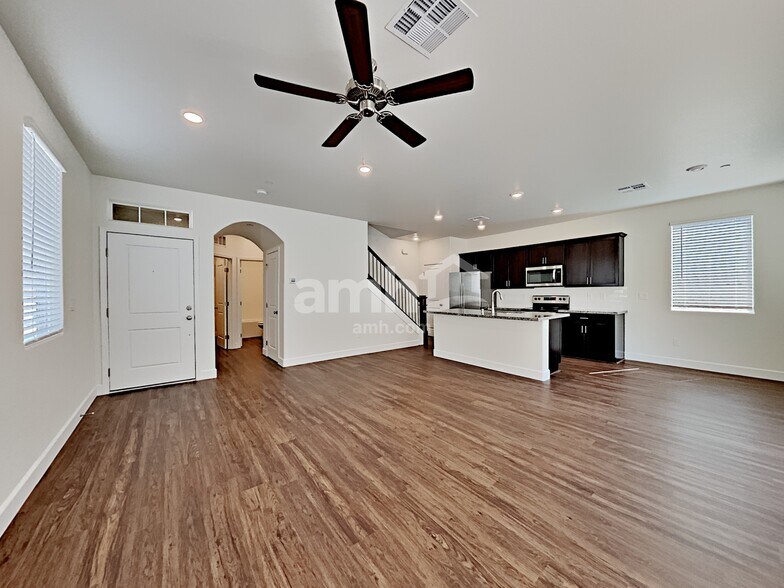 Building Photo - 696 N Water St