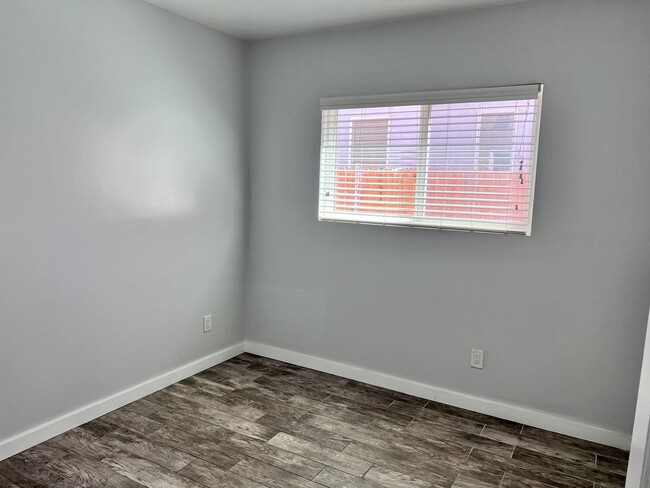 Building Photo - 3 Bedroom, 2 Bath w/ kitchen appliances, l...