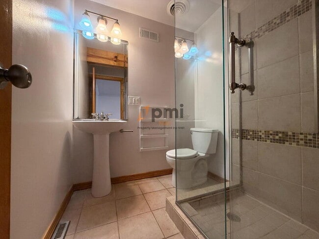 Building Photo - 425A Sherman Dr