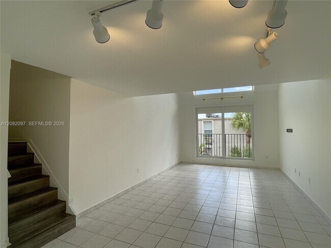 Building Photo - 6904 N Kendall Dr