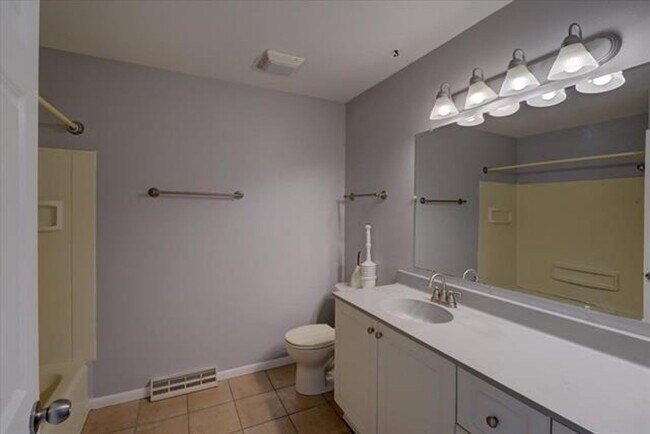 Building Photo - 3909 Patrick Henry Way