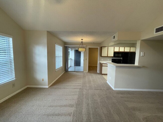 Building Photo - 2br/2ba Tradewinds Condo with Black Applia...