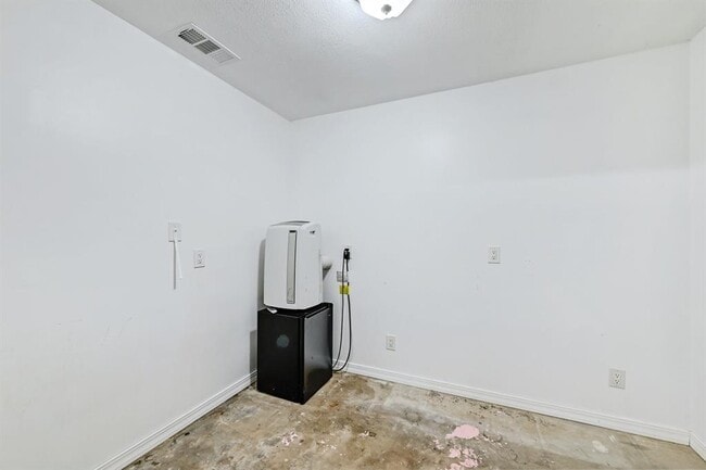 Building Photo - 9403 Longvale Dr