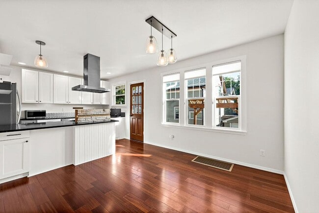 Building Photo - Modern 4-Story Townhouse in Tacoma’s Histo...