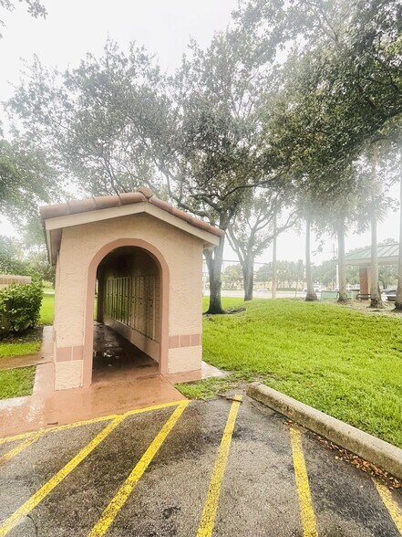 Building Photo - 2736 S University Dr