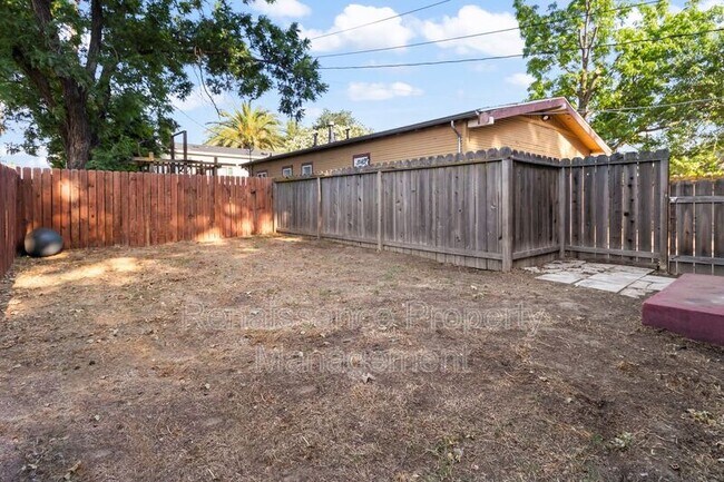 Building Photo - 1026 Windeler Ave