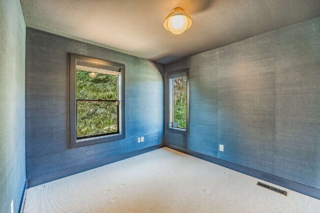 Building Photo - Sophisticated and Elegant home is located in Harbor Ridge at Browns Point. Spacious 4 bedroom, 4 ...