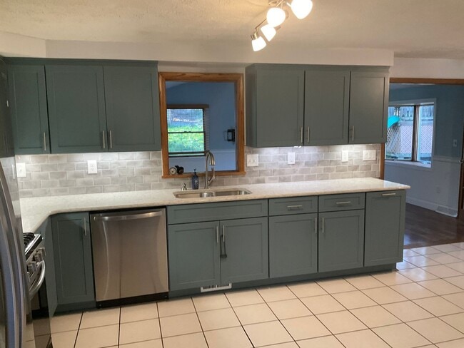 Building Photo - Spacious 3bed 3 bath Split-Level in Bethel...