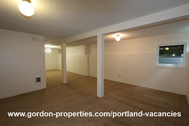 Building Photo - SE 15th Ave - remodeled 3 bedroom duplex w...