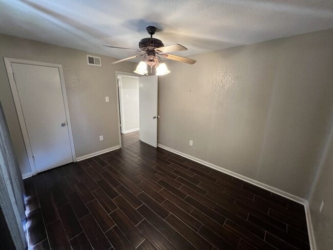 Building Photo - Fully Renovated 3 Bedroom Apartment in Pri...