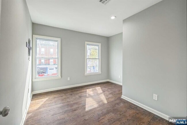 Building Photo - 541 Union Ave