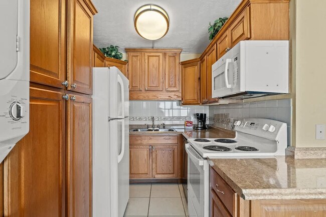 Building Photo - 8743 Thomas Dr