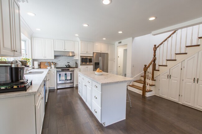 Building Photo - Luxury 5 Bed, 3 Bath - Entertainers Dream!