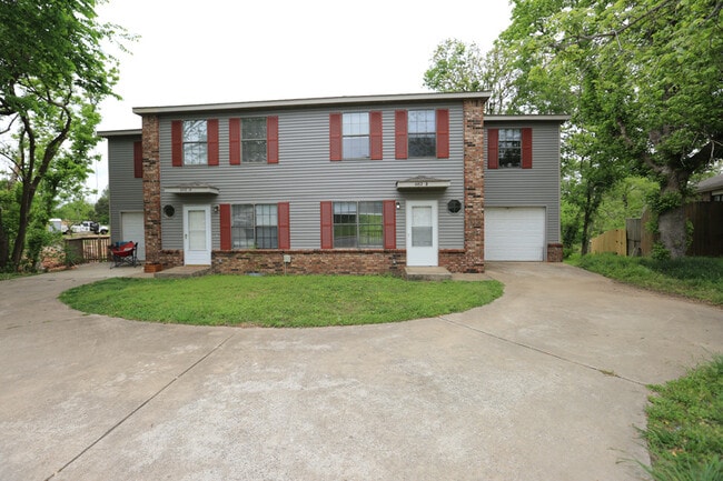 Building Photo - 602 Camellia Dr