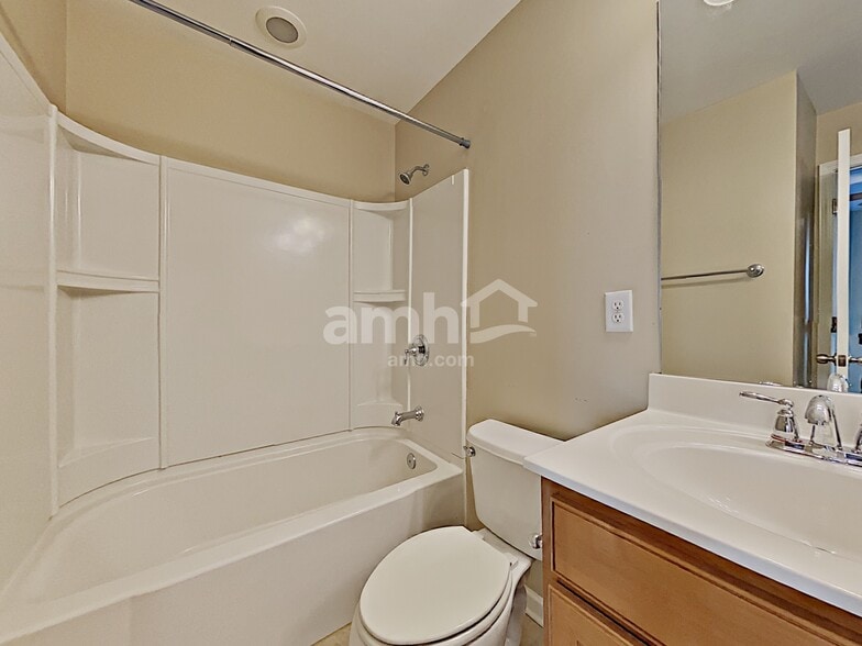 Building Photo - 818 Poplar Ter