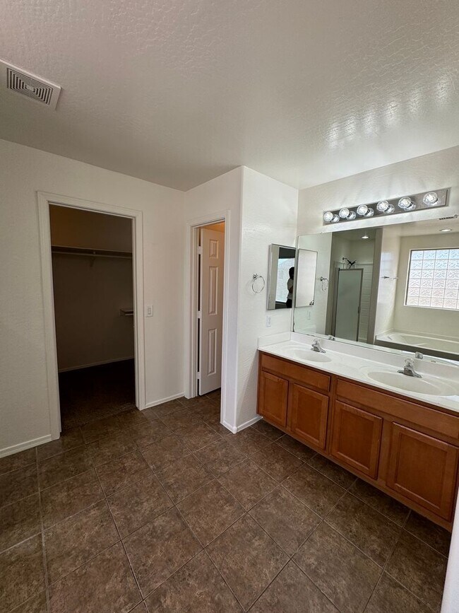 Building Photo - Large 4 bedroom house- Laveen