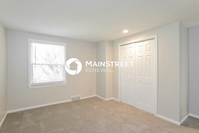 Building Photo - 4 Bedroom Pet-Friendly Home in Kansas City, MO with Main Street Renewal