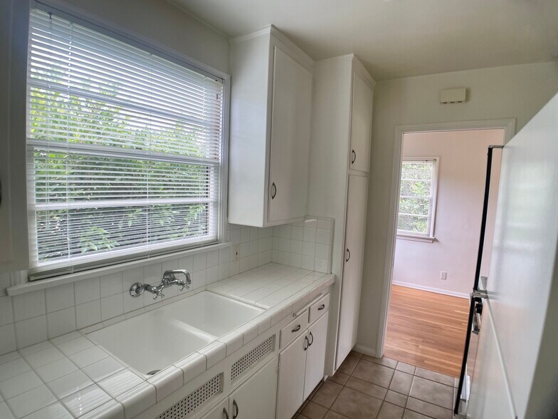 Kitchen - 1008 Euclid St