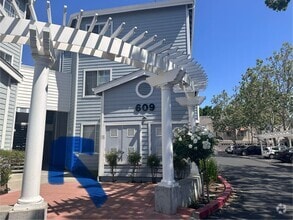 Building Photo - 609 Arcadia Terrace