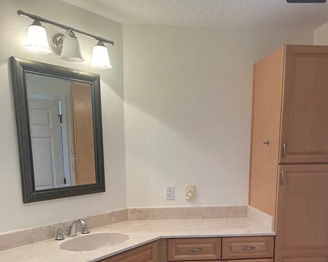 Building Photo - 8771 Bay Pointe Dr
