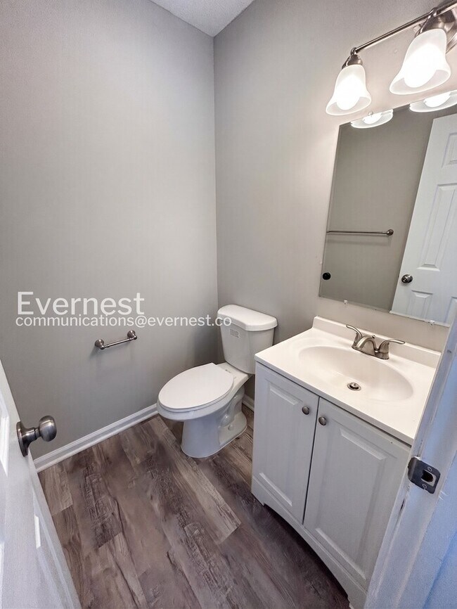 Building Photo - 3 Bed, 1.5 Bath Home with Fenced Yard / Pet-Friendly / Available Now!
