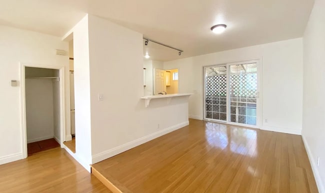 Building Photo - Bright & Spacious 2BR Townhome / Prime San...