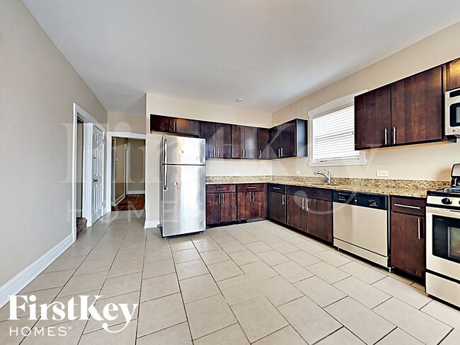 Building Photo - 5143 W Fletcher St