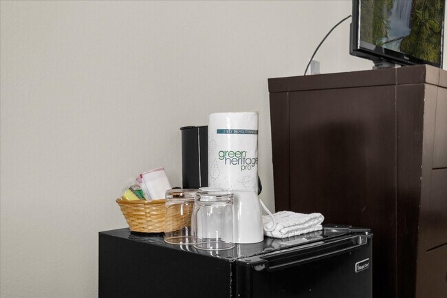 Building Photo - 7601-7601 Canada Ave