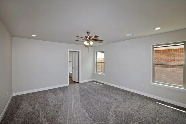 Building Photo - 7605 Woodford Ave