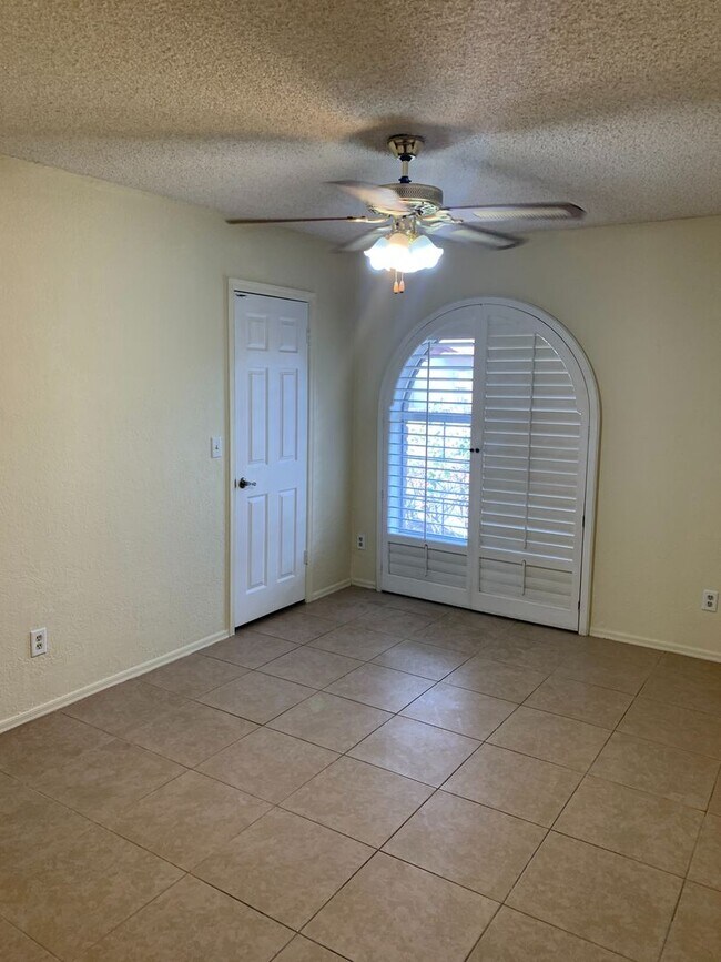 Building Photo - Spacious 3 Bed 2.5 Bath in Glendale