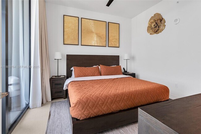 Building Photo - 601 NE 1st Ave