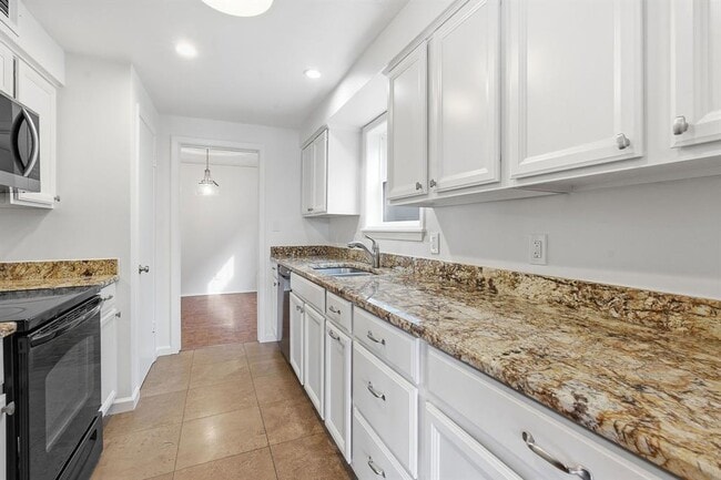 Building Photo - 6631 Valleyside Rd