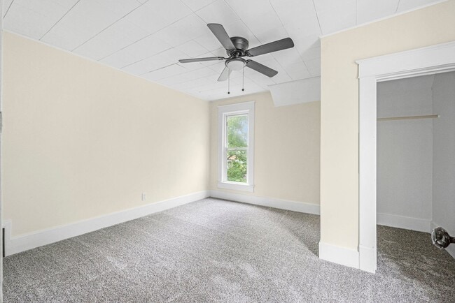 Building Photo - 3 bedroom house in Kendallville! CHRISTMAS...