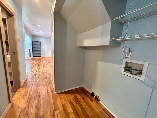 Building Photo - Fabulous 4 Bedroom 3 Bathroom Home with Pr...