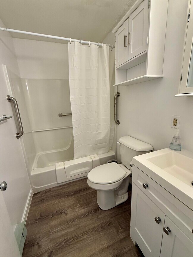 Building Photo - 4 Fairfax Ave