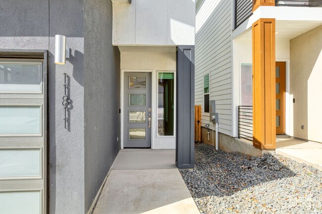Building Photo - Gorgeous Luxury Townhome