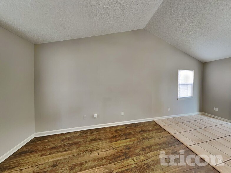 Building Photo - 2916 Vestal Pl