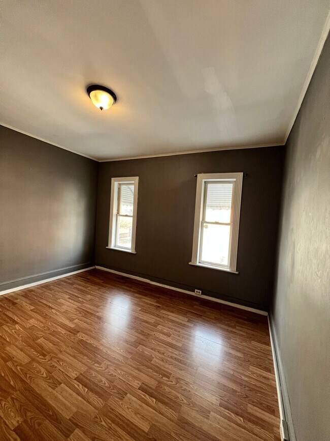 Building Photo - 3 Bedroom 1 Bath Home Available For Rent