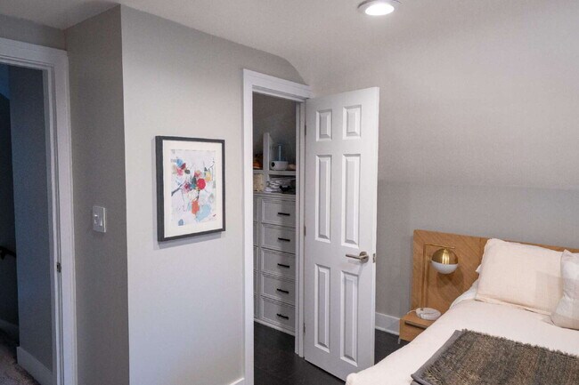 Building Photo - Spacious 4-Bedroom Home with Modern Amenit...