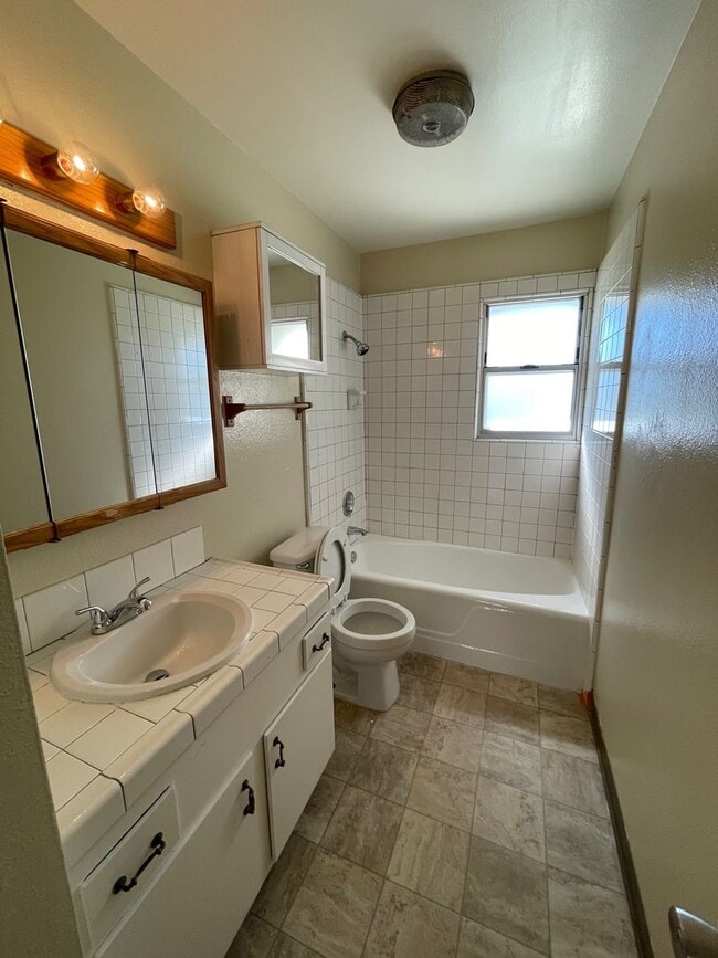 Building Photo - Great location in Camarillo - Las Posas Ga...