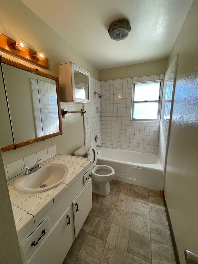 Building Photo - Great location in Camarillo - Las Posas Garden