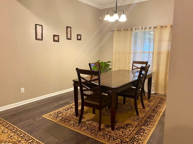 Dining Room - 1079 E Poplar St