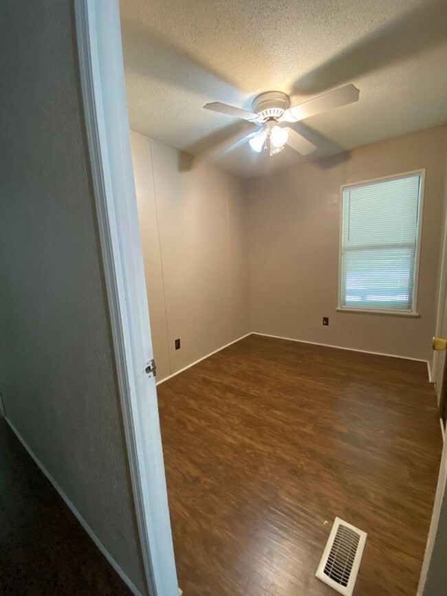Building Photo - Three Bedroom , 2 Bathroom , large yard