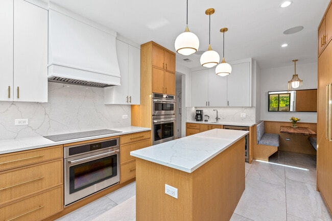 Building Photo - 9526 Lawndale Ave