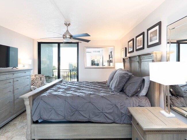 Building Photo - TURNKEY FURNISHED WATERFRONT RENTAL – Live the Island Life on Siesta Key