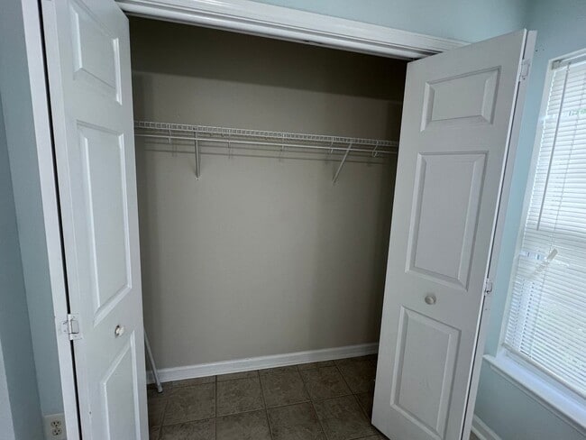 Building Photo - 1-Bedroom, 1-Bath Condo